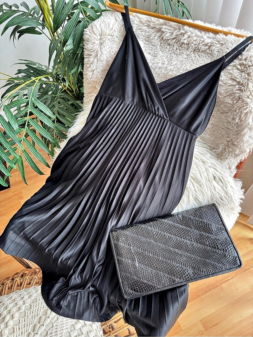 bebe Pleated Midi Dress in Black Size XS
